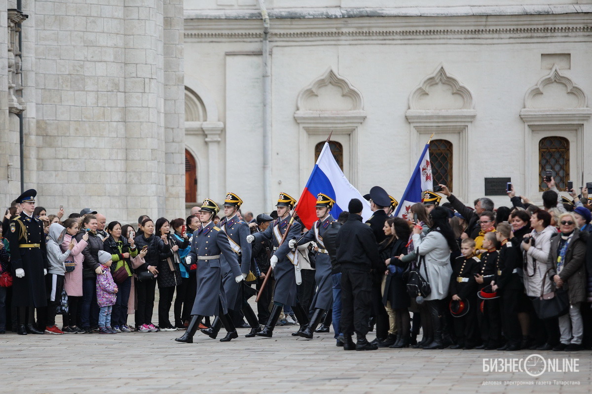 На Соборной площади Московского Кремля прошла торжественная церемония развода пеших и конных караулов