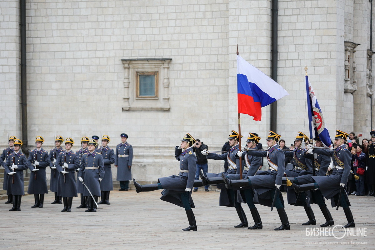 За 15 лет современная церемония развода караулов стала визитной карточкой столичного Кремля