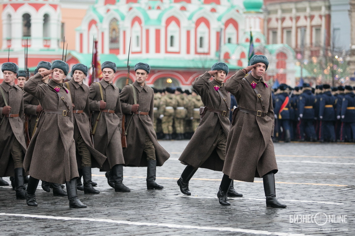 Где проходил парад 41. Парад на красной площади 1941. Парад 7 ноября 1941. Парад на красной площади 7 ноября 1941. Ноябрьский парад в Москве 1941.