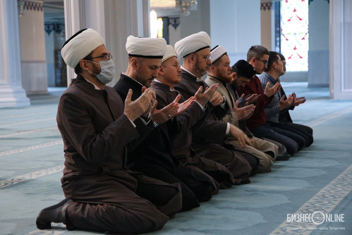 Время намаза сегодня чеченские. Молитва в мечети. Пятничная молитва в мечети. Пятница намаз в мечети в Москве.