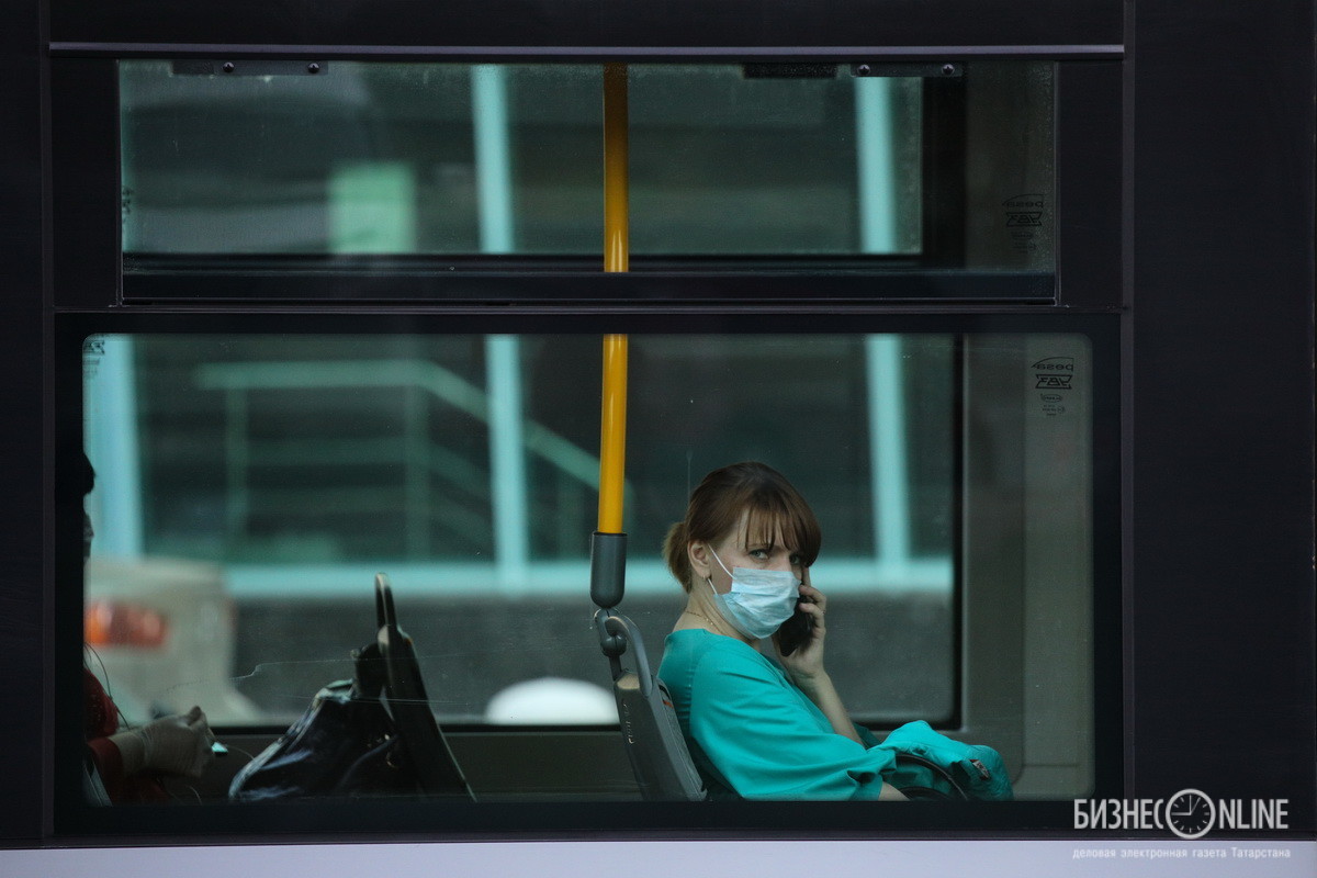 Незнакомка. Женщина в защитной маске в салоне городского автобуса. Фото: Алексей Белкин