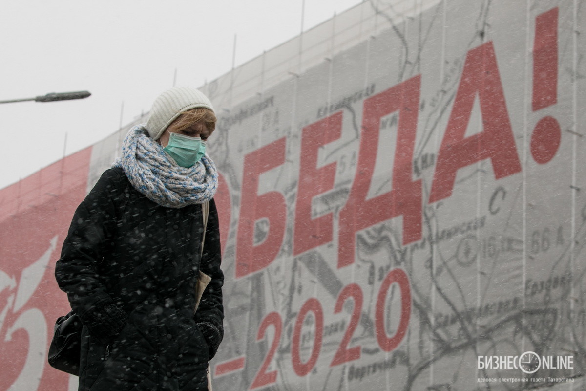Трагическое недоразумение. Женщина в защитной маске на одной из улиц Москвы. Фото: Алексей Белкин 