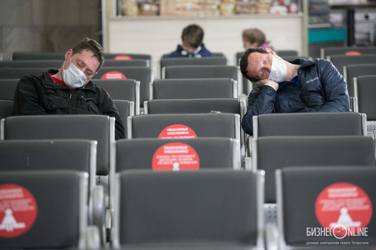 Вирус не дремлет. Пассажиры в защитных масках в зале ожидания Киевского вокзала в Москве. Фото: Алексей Белкин