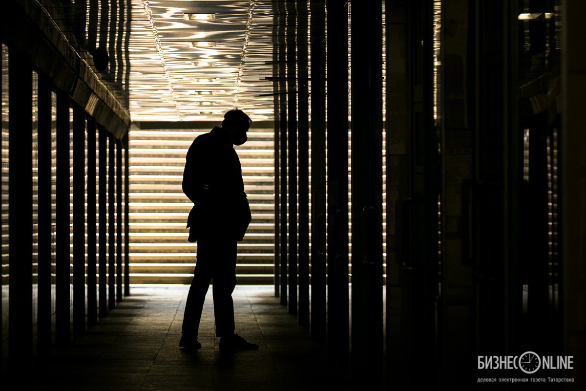 Трендовый силуэт. Мужчина в защитной маске в подземном переходе в Москве во время пандемии COVID-19. Фото: Алексей Белкин