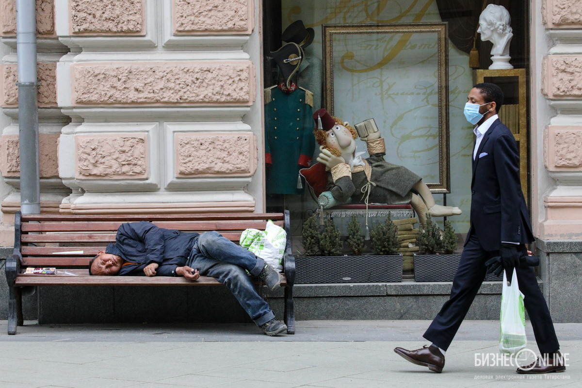 Вирус не дремлет. Бездомный спит на улице в Москве во время пандемии. Фото: Алексей Белкин