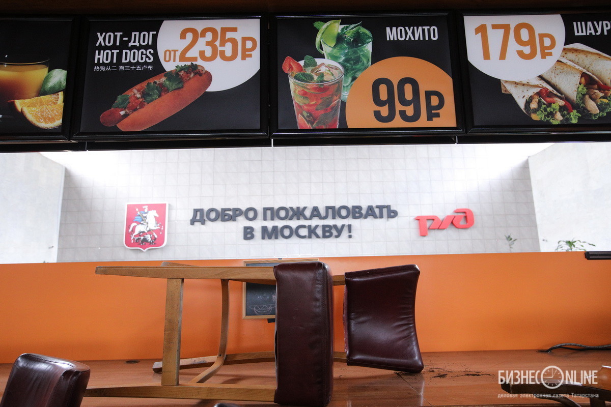 Добро пожаловать, или Посторонним вход воспрещен. Временно закрытый ресторан быстрого питания на Ленинградском вокзале в Москве. Фото: Алексей Белкин