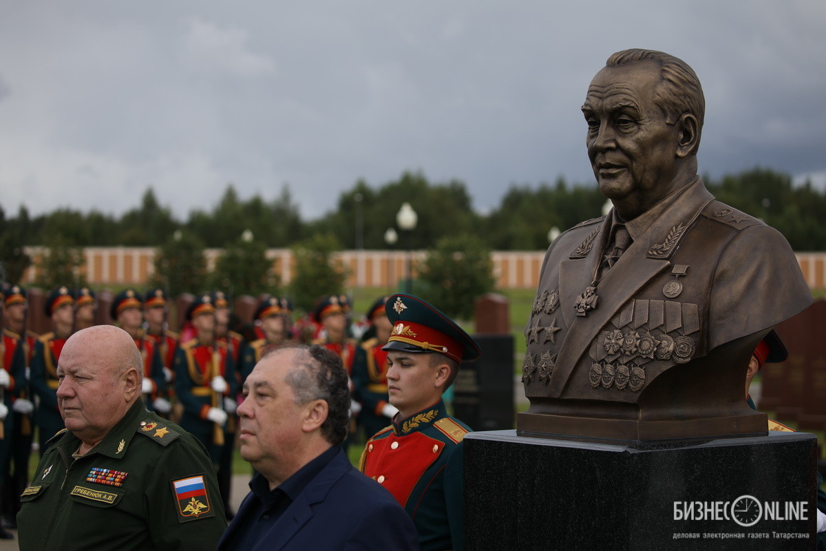 Открыли памятник. Памятник генералу Махмуту Гарееву. Похороны Генерала Махмута Гареева. Генерал армии Квашнин памятник. Генерал Махмут Гареев на параде.