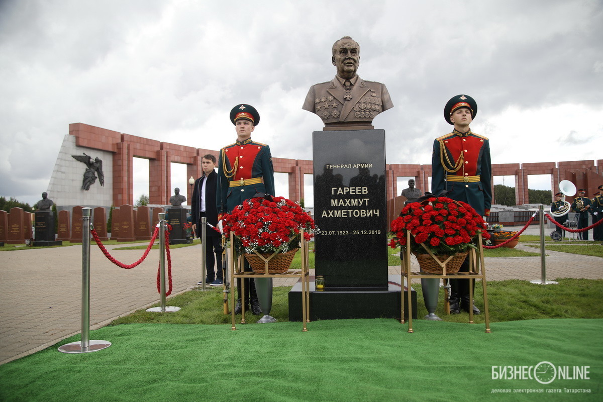 Открыт памятник. Памятник генералу Махмуту Гарееву. Махмут Гареев могила. Могила Генерала Гареева. Могилы на ФВМК В Мытищах 2021.