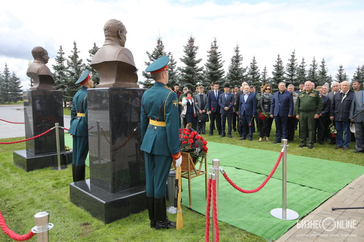 Открыли памятник. Махмут Гареев могила. Могилы на ФВМК В Мытищах 2021. Памятник генералу Махмуту Гарееву. Могила Генерала Гареева.