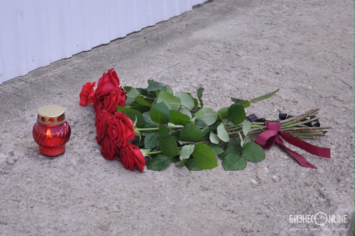 Песни погибшей жене. Деданин Бугульма. Жёны мобилизованных несут цветы.