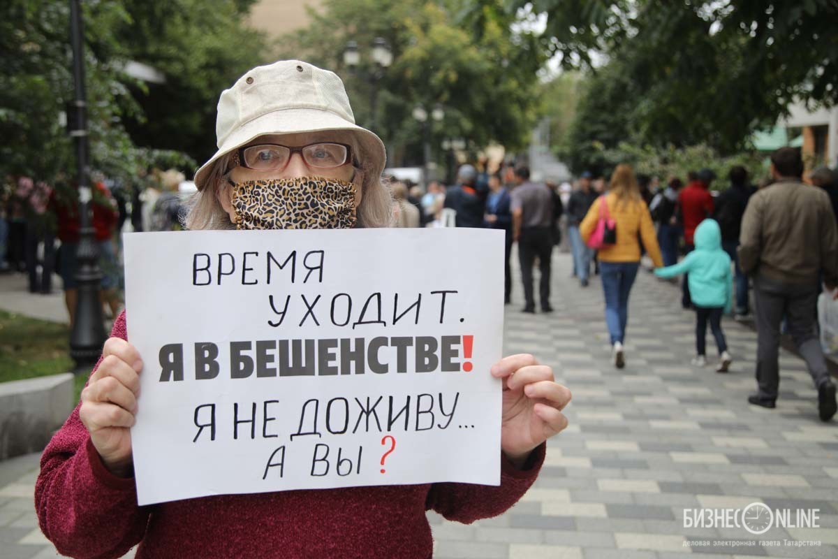 Участница одиночного пикета у здания Пресненского суда Москвы
