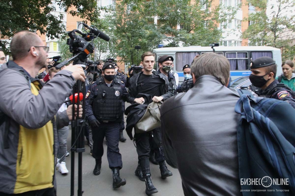 Задержание колдуна у здания Пресненского суда Москвы