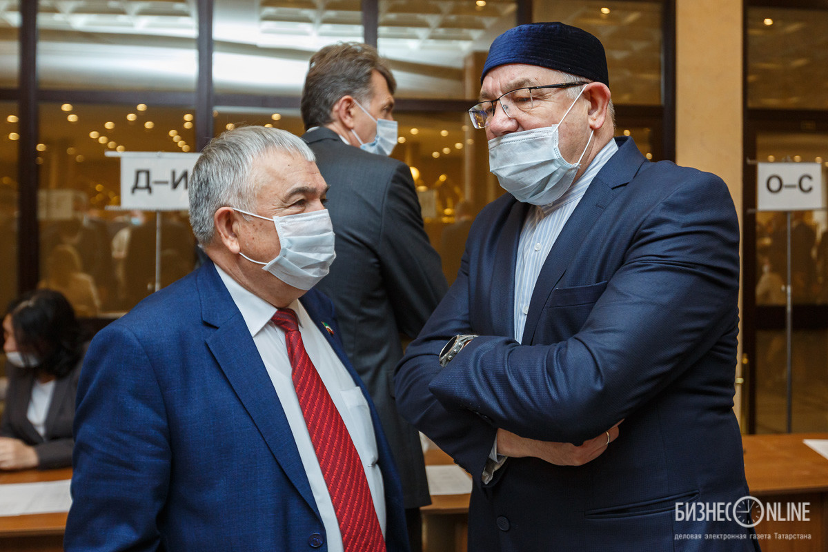 Первый секретарь татарстанского регионального отделения КПРФ Хафиз Миргалимов (слева) и ректор Российского исламского института Рафик Мухаметшин