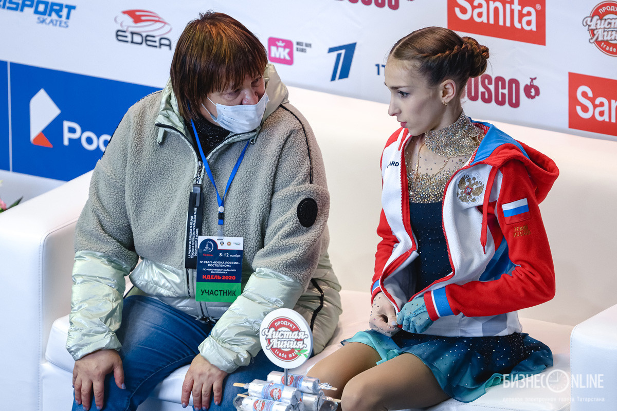 Валерия Шульская (справа)
