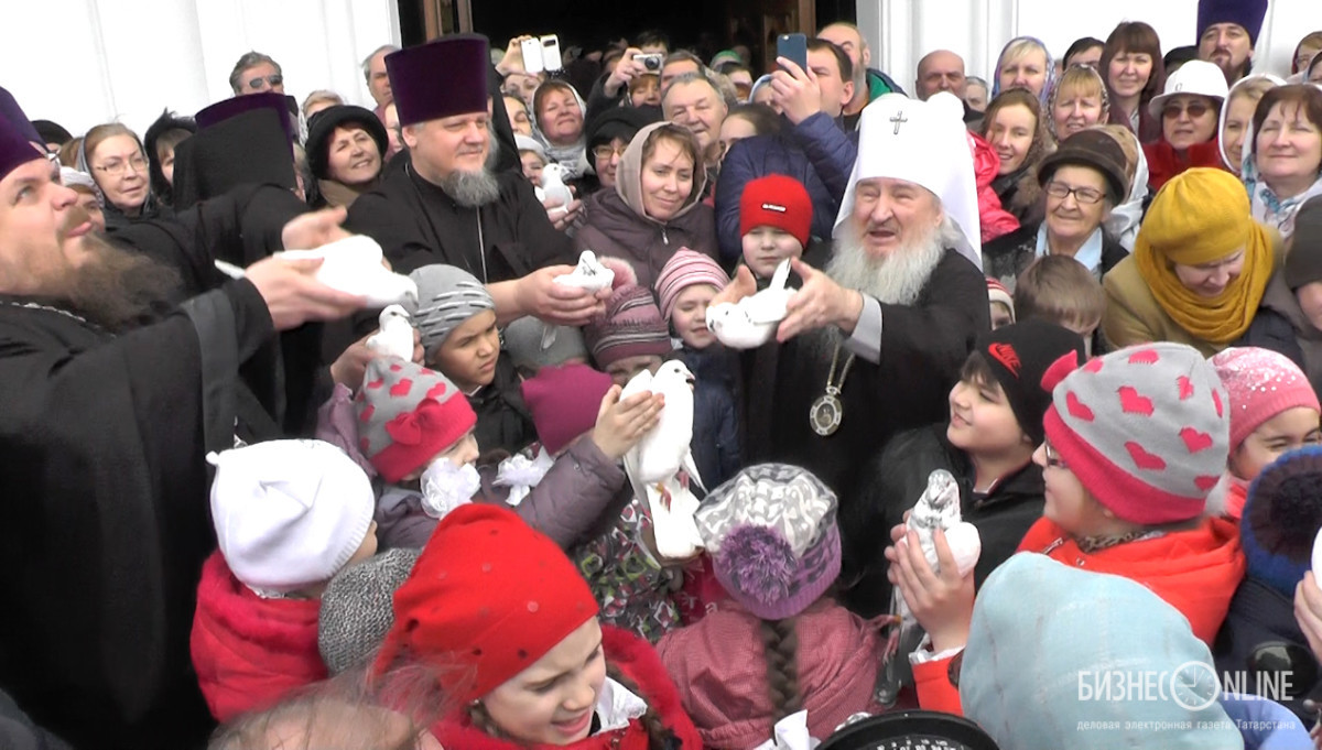Митрополит Казанский и Татарстанский Феофан вместе с детьми выпускает белых голубей после литургии в праздник Благовещения