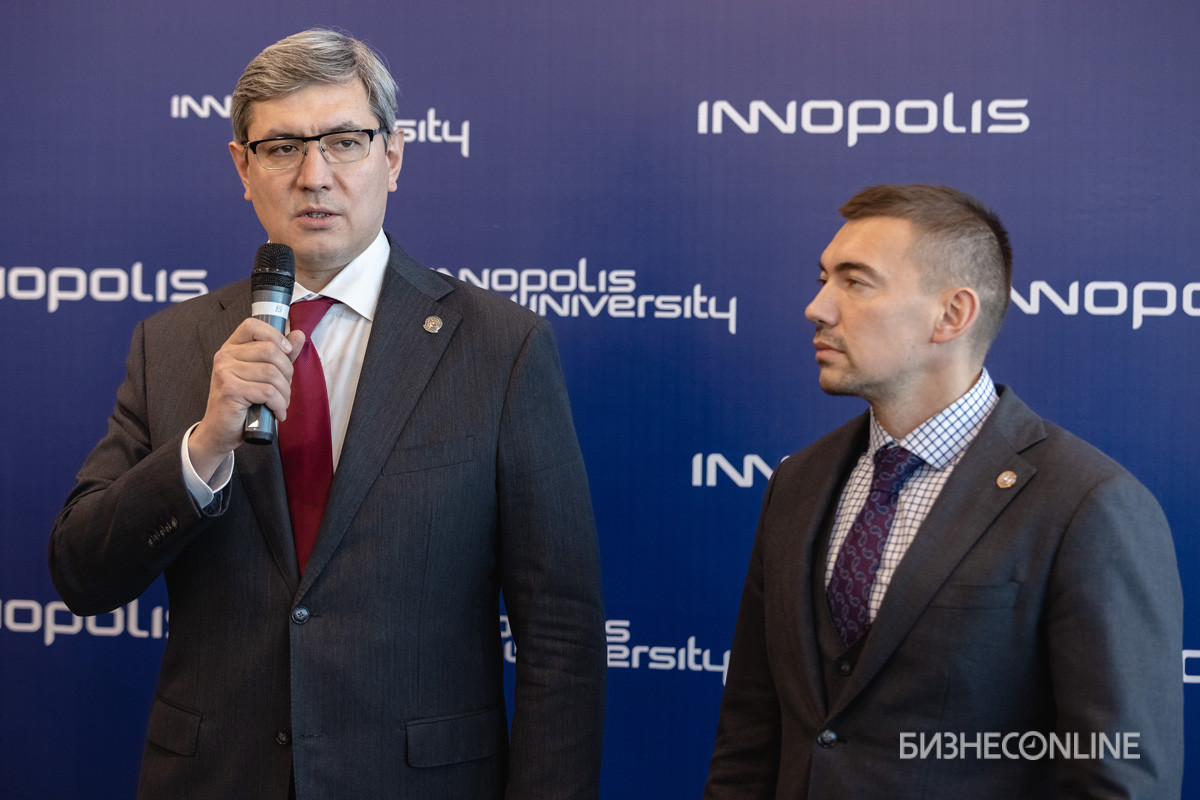 Вице-премьера РТ Роман Шайхутдинов (слева) и мэр города Иннополис Руслан Шагалеев