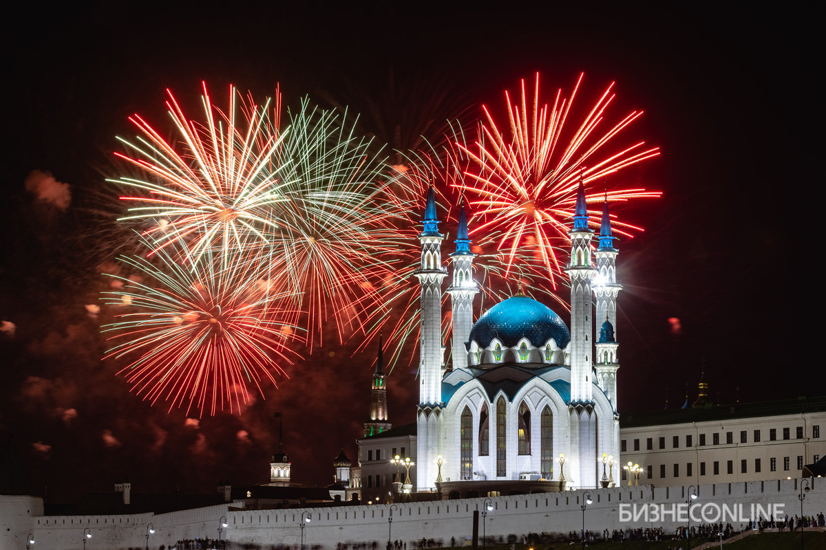 Мероприятия в казани в ноябре 2023. Салют в Казани. Кремль Казань салют. Салют день города Казань 2022. Салют в Казани вчера.