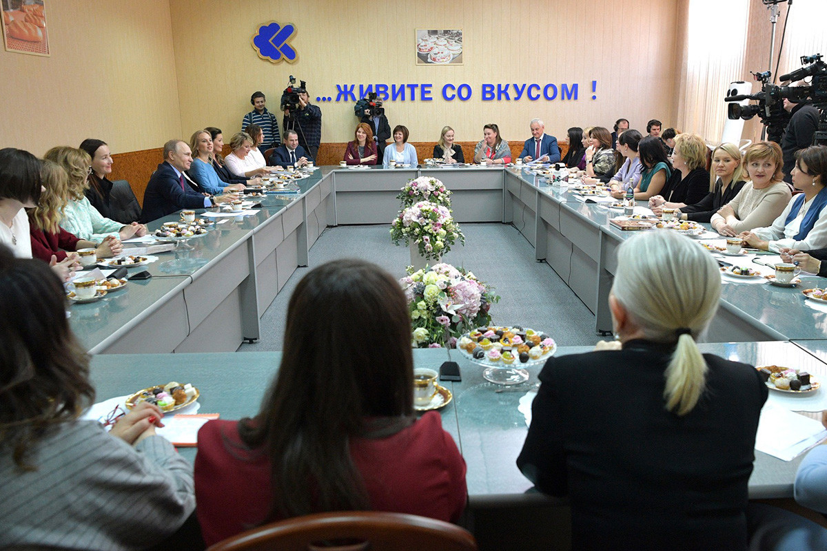 Встреча В.В. Путина с женщинами-предпринимателями (Муслима Латыпова справа)