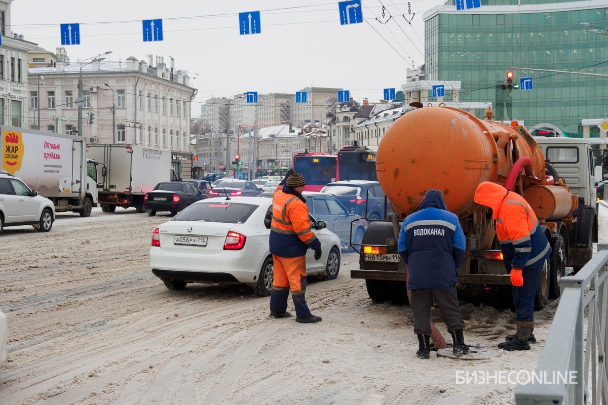 Рабочие же не могут стоять и одно место чистить»: в Казань пришел  балканский циклон