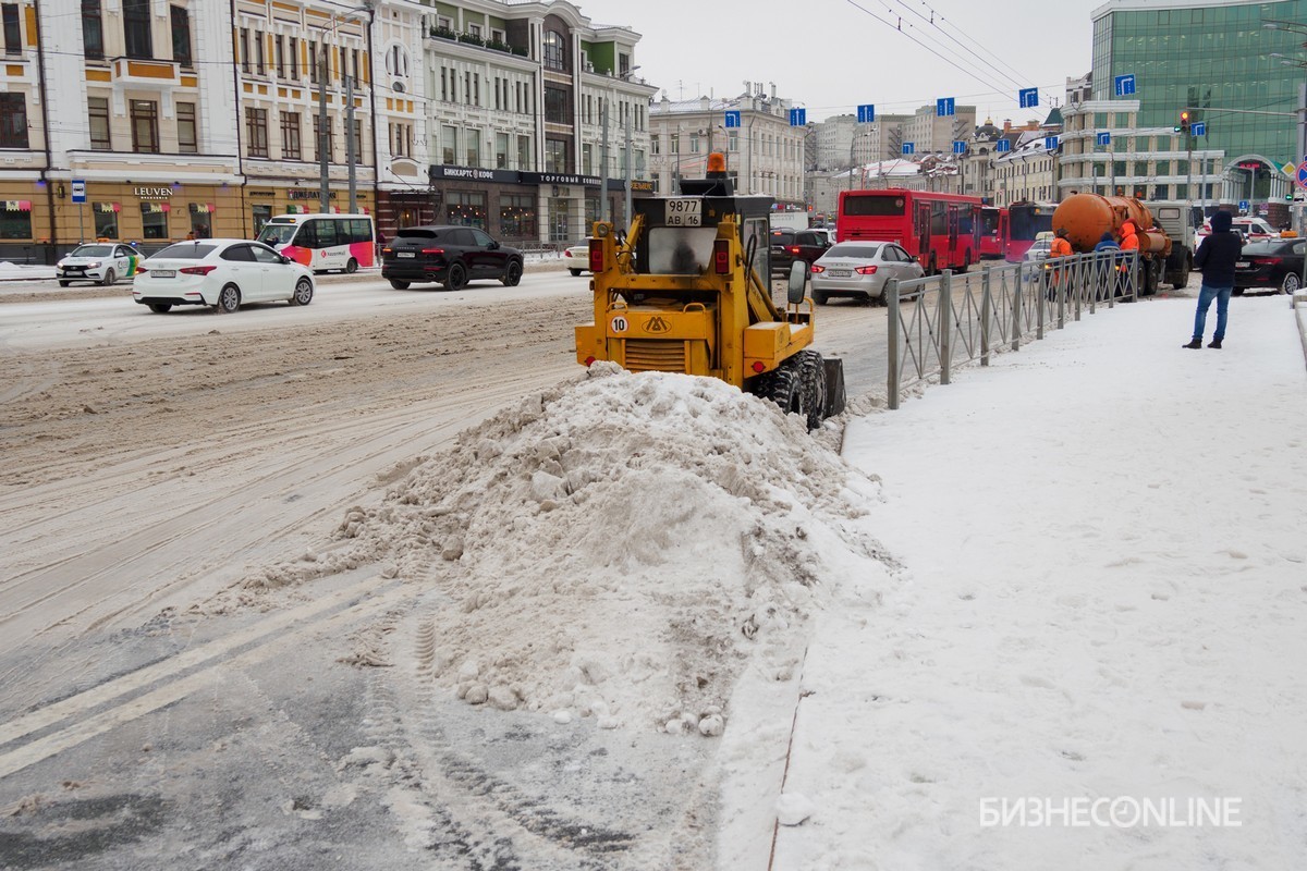 Рабочие же не могут стоять и одно место чистить»: в Казань пришел  балканский циклон