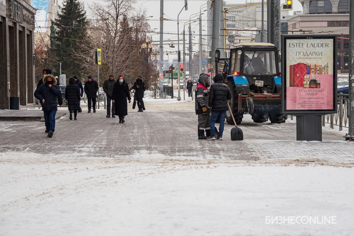 Рабочие же не могут стоять и одно место чистить»: в Казань пришел  балканский циклон