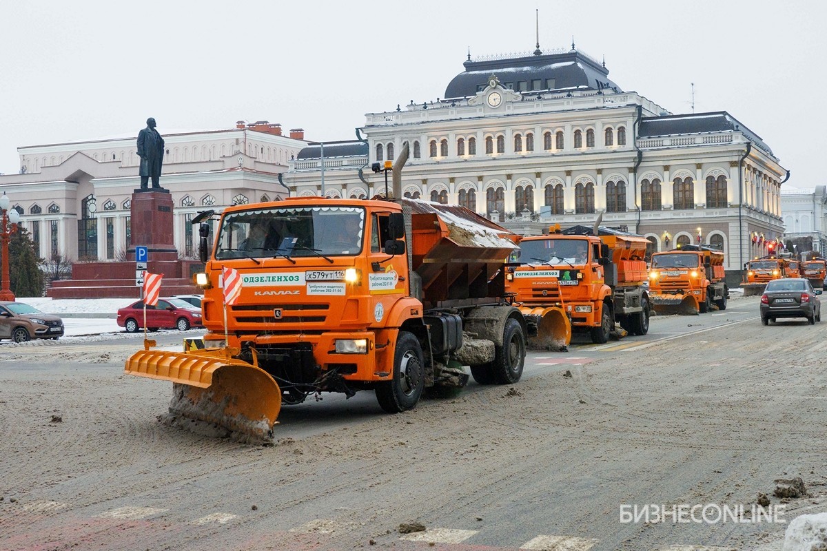 Рабочие же не могут стоять и одно место чистить»: в Казань пришел  балканский циклон