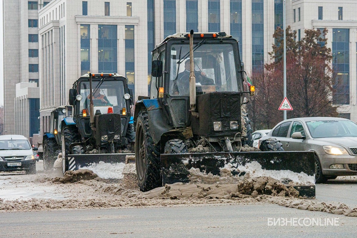 Рабочие же не могут стоять и одно место чистить»: в Казань пришел  балканский циклон