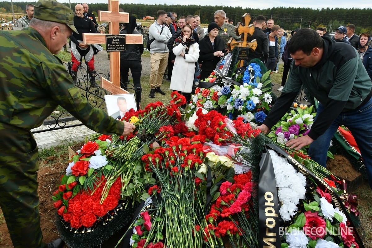 Где похоронен сын моргуновой светланы. "Похороны Алексея Сисакяна" Троекуровское. Пнохраны.