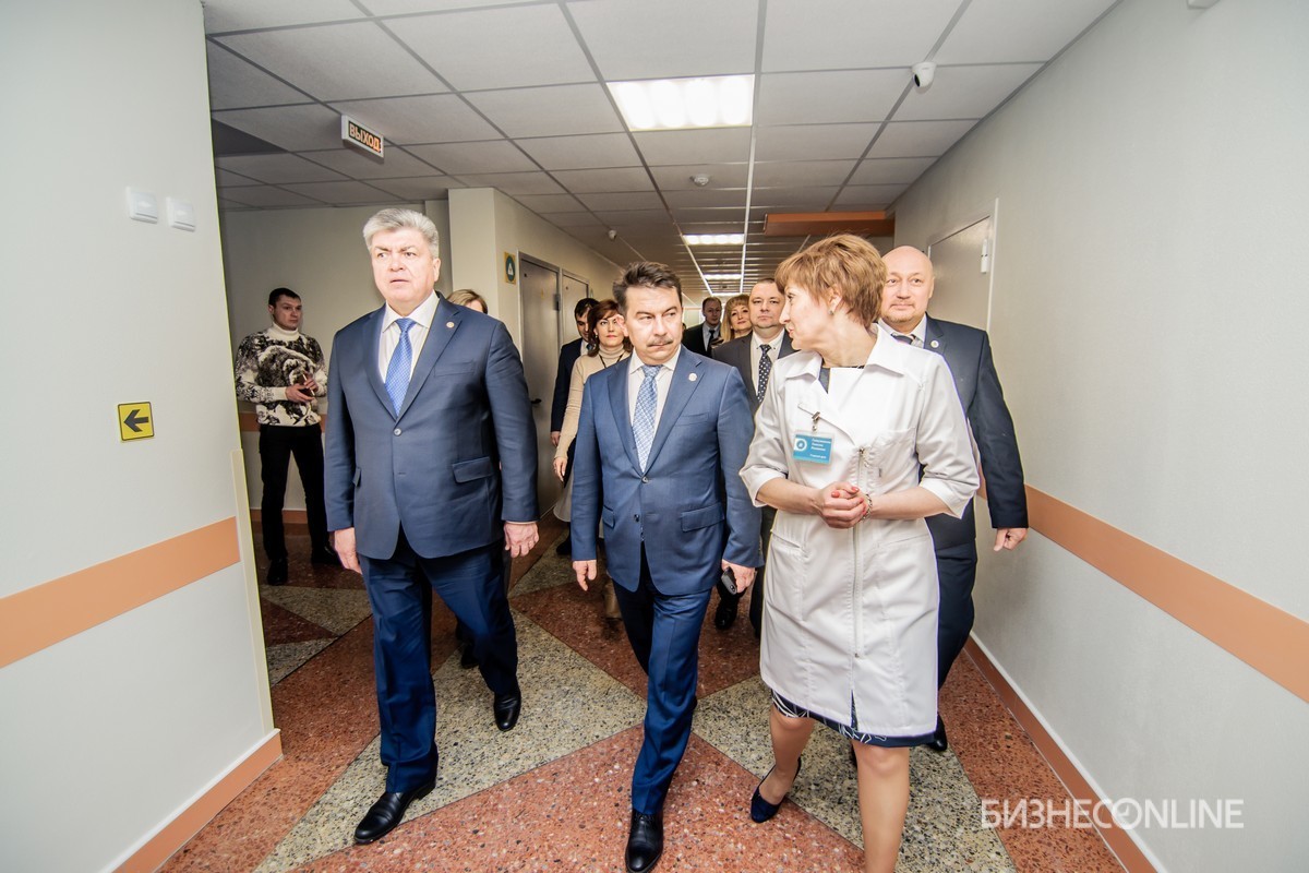 Наиль Магдеев и Марат Садыков во время своего визита в детскую поликлинику №4 Набережных Челнов