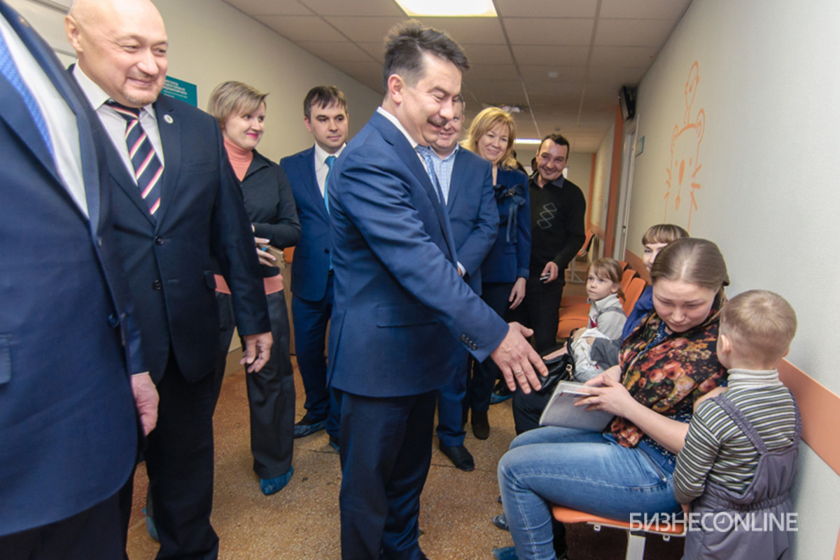Марат Садыков (в центре) во время своего визита в детскую поликлинику №4 Набережных Челнов
