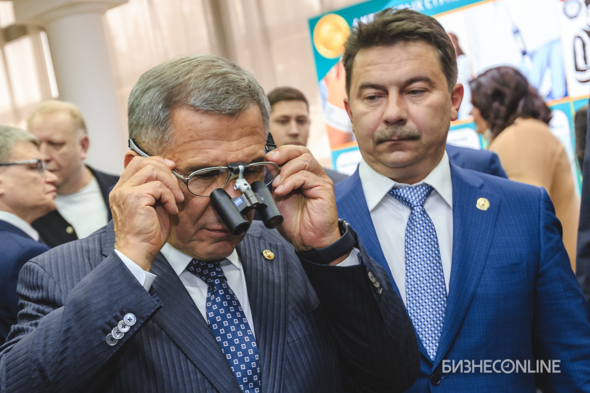 Президент РТ Рустам Минниханов (слева) и Марат Садыков перед заседанием коллегии министерства здравоохранения РТ