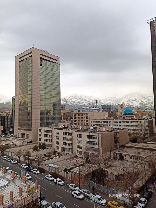 Тегеран. В городе явно преобладает бежевый цвет