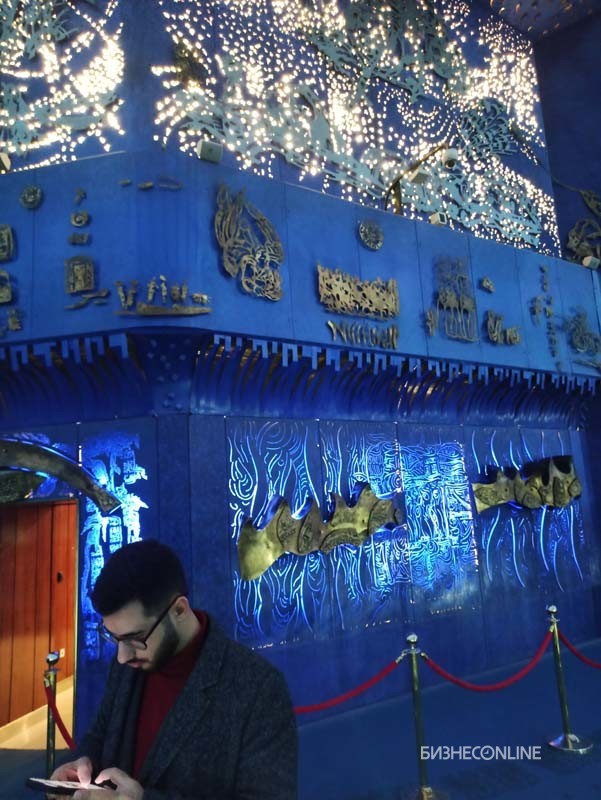 На стенах в фиолетовой подсветке были отображены символы Ирана