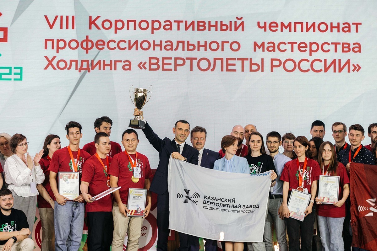 Кубок чемпионата в руках заместителя генерального директора КВЗ Аделя Шагимарданова