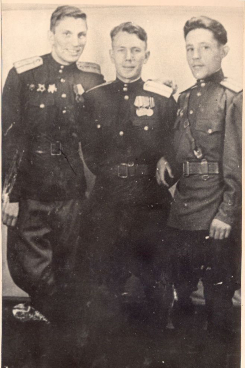 Командиры 232-й стрелковой дивизии. Первый слева Петр Лебедев, май 1945 года