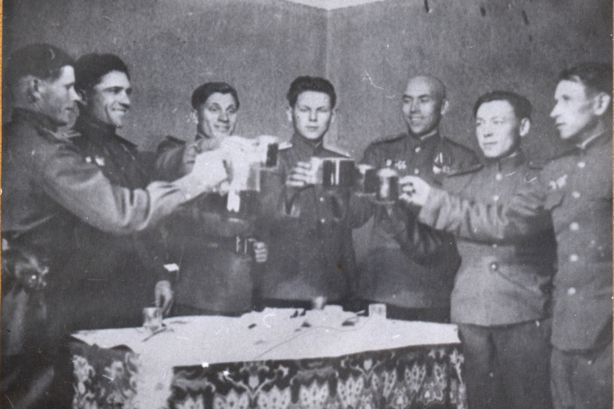 «Отмечаем окончание войны пивом, май 1945 года». Третий слева Петр Лебедев