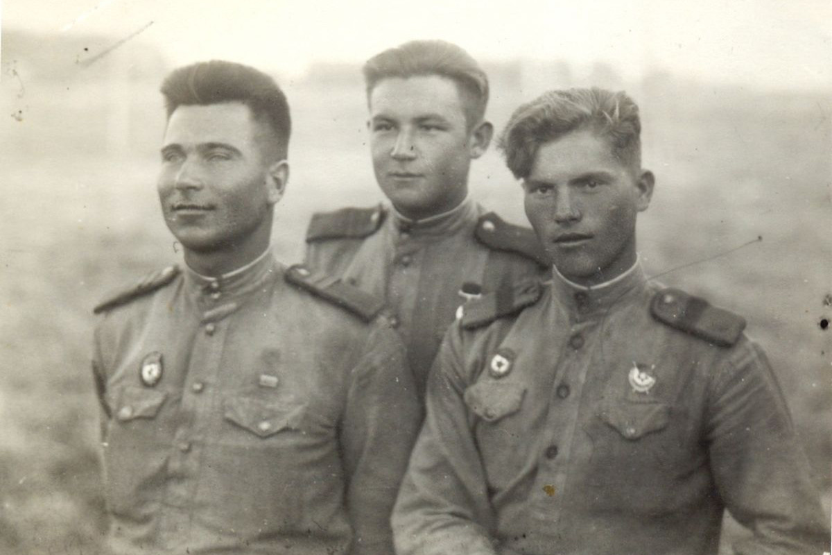 Хабил Ихсанов (в центре) с боевыми товарищами. Калининский фронт, 1942 год
