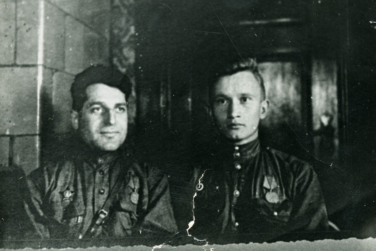 Булгаков Эмрулла с боевым товарищем. 1943 год