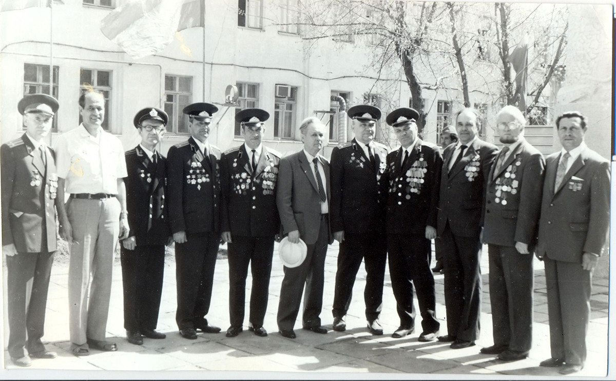 День Победы в КИСИ. Середина 1980-х годов. Слева направо: Саттаров Л.М., Пикулев Н.А., Ихсанов Х.Х., Зубулин А.В., Замалеев Х.З., Сунгатуллин Я.Г., Назаренко П.С., Лебедев П.П., Вишневский В.В., Булгаков Э.Х., Латышев С.А.
