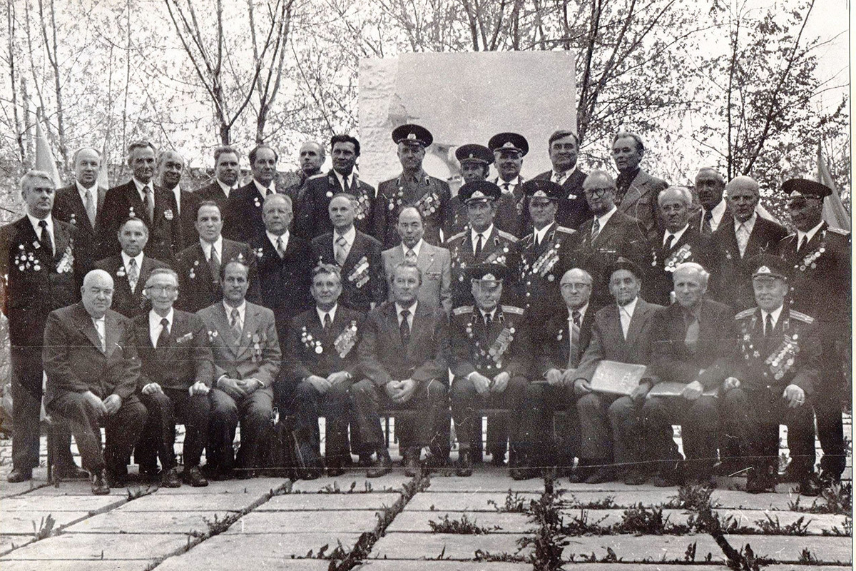 35 лет Великой Победы. КИСИ, 1980 год. 1 ряд (слева направо): Шмаков А.Н., Валеев Ф.А., Пикулев Н.А., Фролов П.С., Кулеев М.Т., Лукашевич А.Т., Макашин Б.К., Вафин И.В., Коршунов А.И., Загайнов Н.Г.. 2 ряд: Чижов С.Р., Комиссаров С.П., Субаев Г.Г., Бударин К.А., Саттаров Л.М., Буркеев Д.И., Замалеев Х.З., Зубулин А.В., Булгаков Э.Х., Проворов А.Т., Копылов Н.Н., Зейферт Г.Д., Попов Н.И. 3 ряд: Мартынов А.А., Апполонов В.Н., Волков Н.Г.,____, Смолягин А.В., Трунов В.Е., Латышев С.А., Коричкин П.А., Тарасевич Э.Ю., Назаренко П.С., Жубрицкий П.Ф., Сунгатуллин Я.Г.