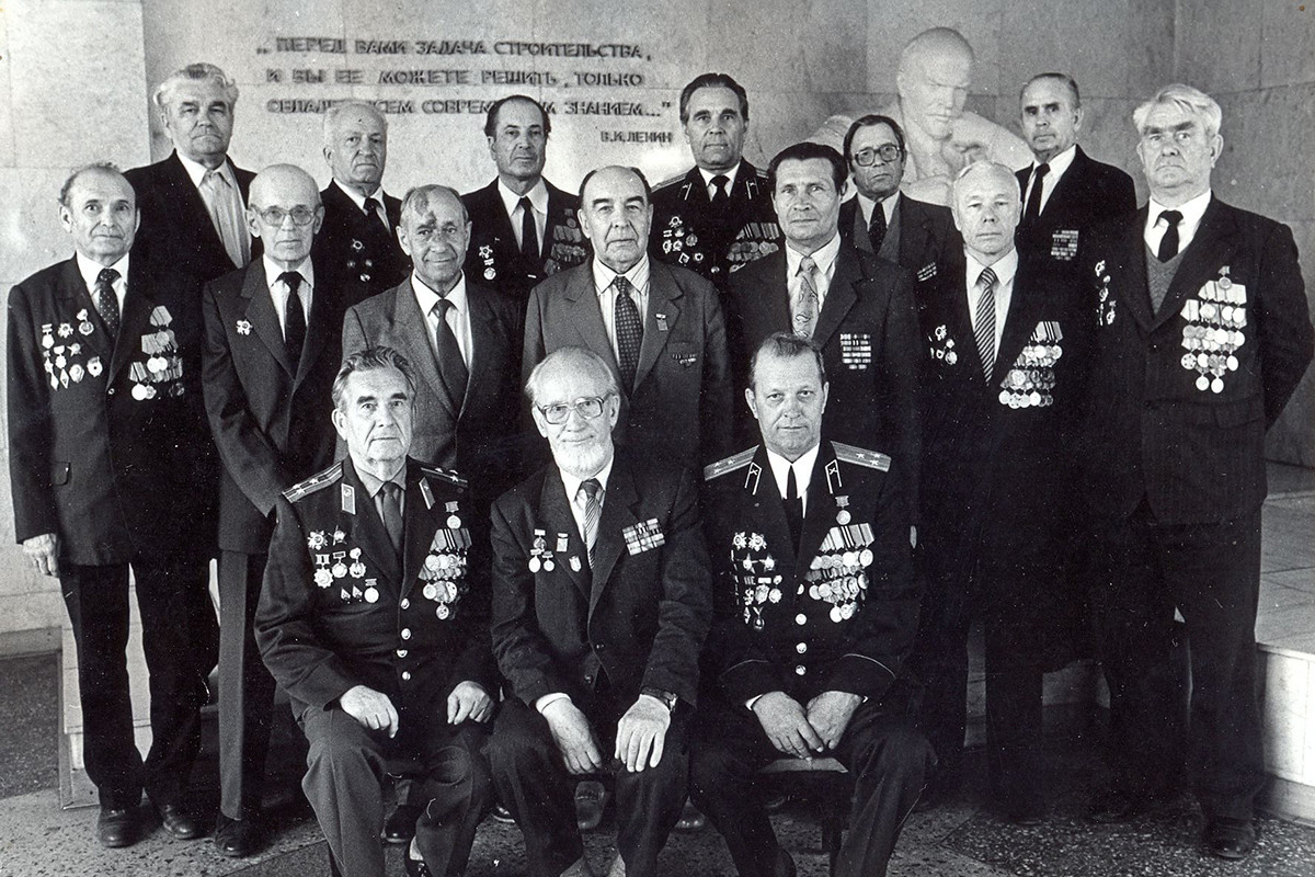 День Победы в КИСИ. Май 1991 года. Сидят (слева направо): Фролов П.С., Булгаков Э.Х., Зубулин А.В. Стоят (1 ряд): Сагитов Б.Я., Зейферт Г.Д., Волков Н.Г., Реутин П.Д., Латышев С.А., Гусаров В.С., Чижов С.Р. 2 ряд: Назаренко П.С., Проворов А.Т., Смолягин А.В., Дейнекин Ф.И., Кривошеев Н.И., Трунов В.Е.