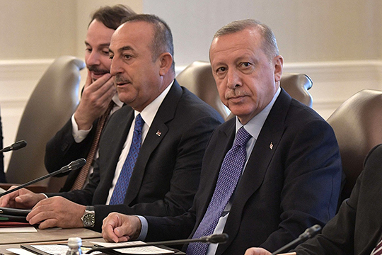 «Для Эрдогана так важно переместить большую часть беженцев обратно на территорию Сирии. Я думаю, что по этому поводу договоренности между Москвой и Анкарой уже достигнуты»