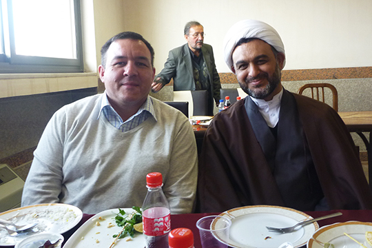 «Я (слева) посещал Иран дважды  в 2014 и 2015 годах. Тогда общая ситуация там была намного лучше чем сейчас, начался процесс поэтапного снятия санкций, что дало толчок развитию экономики Ирана»