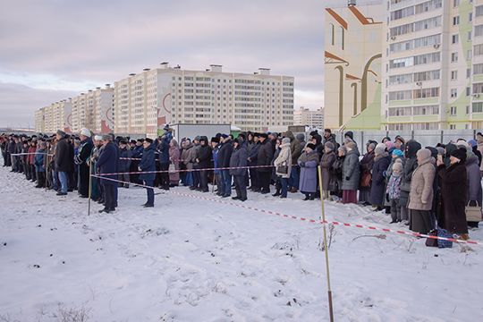 В морозный день на площадке в поле за новостройками собрались около сотни верующих. С речью выступили имам-мухтасиб Нижнекамского района Салих хазрат Ибрагимов, казый Прикамского региона Рустам хазрат Шайхевалиев