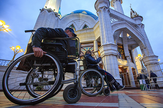 По словам Титова, руководство ФСС обратило внимание на то, что более 1300 инвалидов республики почему-то приобретали средства (например, коляски или костыли),  у одного и того же индивидуального предпринимателя