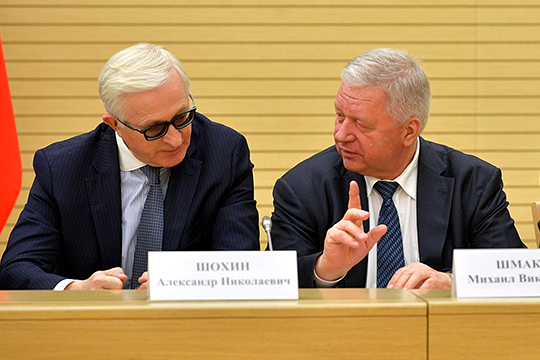 Михаил Шмаков (справа) просил президента прописать в Конституции не только индексацию пенсий, но и зарплат