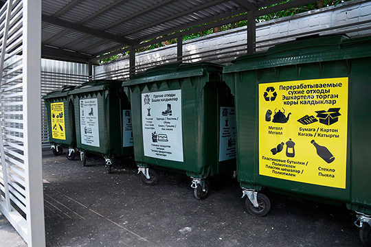 На сегодня в 80% домов, за исключением некоторых ТСЖ и управляющих компаний, а также некоторых домов, оснащенных мусоропроводами, установлены контейнеры для раздельного накопления ТКО