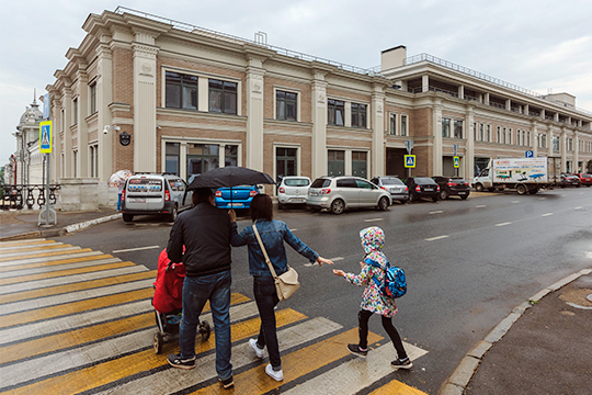 Люди продают квартиру и уезжают в Казань либо покупают жилье в Казани, Питере или Москве для детей. В Нижнекамск же приезжают жители других регионов, а также сел