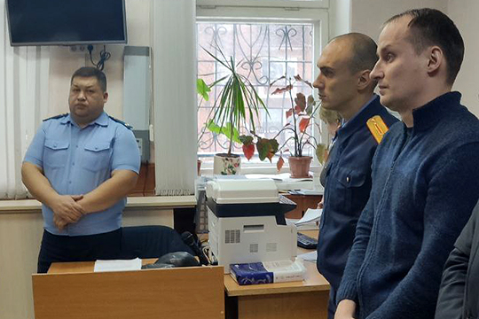 На предварительном следствии сообщалось, что переговоры якобы происходили в том числе через оперативника БОП Александра Козенко (справа), который двое суток на прошлой неделе пробыл в изоляторе