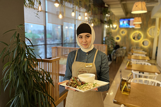 Medina Food на Амирхана, 69а по праву можно назвать лаундж-кафе со всеми необходимыми атрибутами: уютная обстановка, панорамный вид, высокие стандарты сервиса и самая большая игровая комната из всей сети